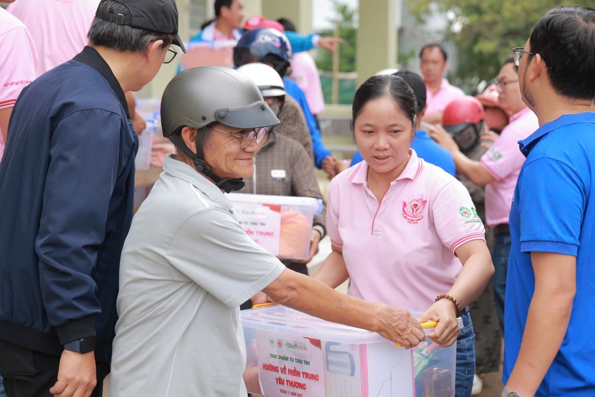 Tình nguyện viên C.P. Việt Nam hỗ trợ công tác trao tặng quà bà con Tình nguyện viên C.P. Việt Nam hỗ trợ công tác trao tặng quà bà con
