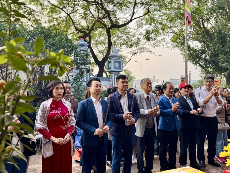 Các đại biểu dâng hương tại đình Nội thờ Tiên triết Chu Văn An. Ảnh: Hồ Hạ.