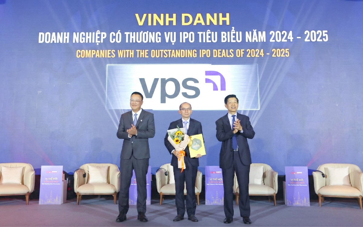 Ông Lê Minh Tài (giữa), Tổng Giám đốc VPS nhận giải thưởng “Doanh nghiệp có thương vụ IPO tiêu biểu 2024-2025” Ông Lê Minh Tài (giữa), Tổng Giám đốc VPS nhận giải thưởng “Doanh nghiệp có thương vụ IPO tiêu biểu 2024-2025”