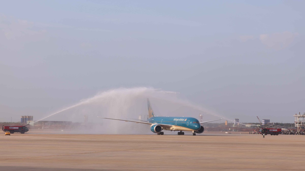 Nghi thức phun nước chào mừng chuyến bay kỹ thuật đầu tiên hạ cánh xuống sân bay quốc tế Long Thành chiều 15/12. Nghi thức phun nước chào mừng chuyến bay kỹ thuật đầu tiên hạ cánh xuống sân bay quốc tế Long Thành chiều 15/12.