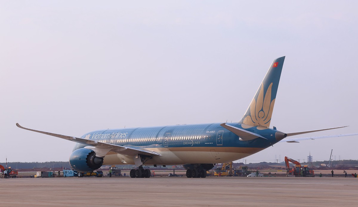 Boeing 787 lăn vào vị trí đỗ. Boeing 787 lăn vào vị trí đỗ.