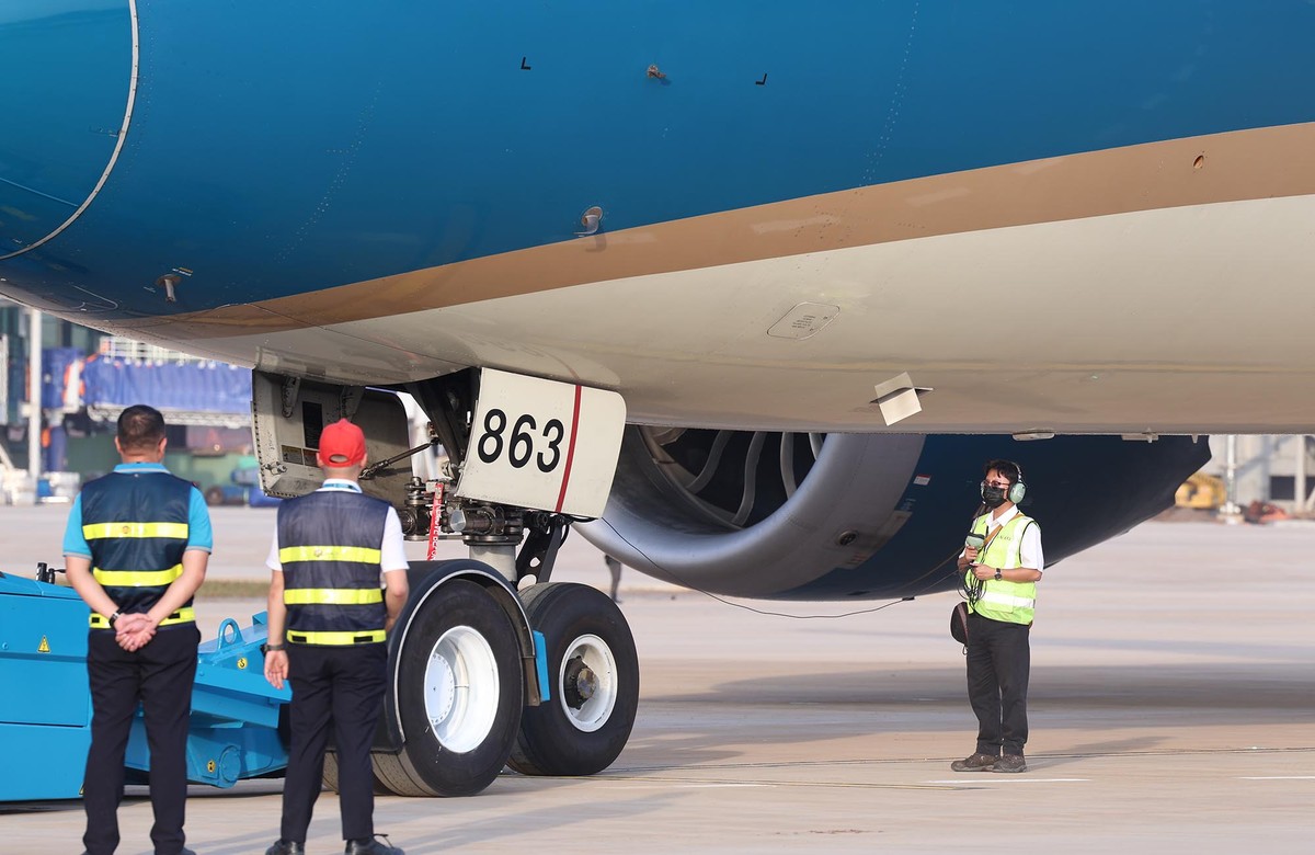 Nhân viên kỹ thuật mặt đất kiểm tra hệ thống hạ cánh. Nhân viên kỹ thuật mặt đất kiểm tra hệ thống hạ cánh.