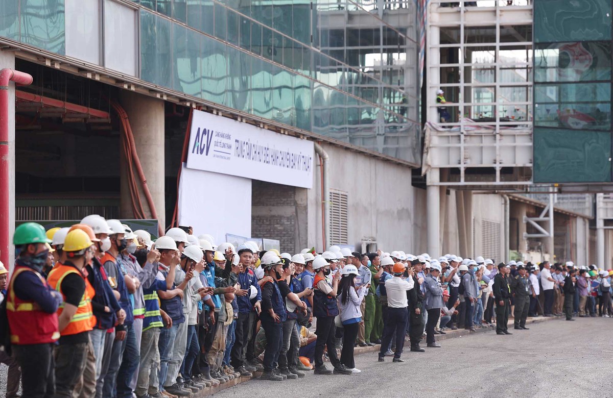Quang cảnh các công nhân trên công trường sân bay Long Thành chào đón chuyến bay kỹ thuật Quang cảnh các công nhân trên công trường sân bay Long Thành chào đón chuyến bay kỹ thuật