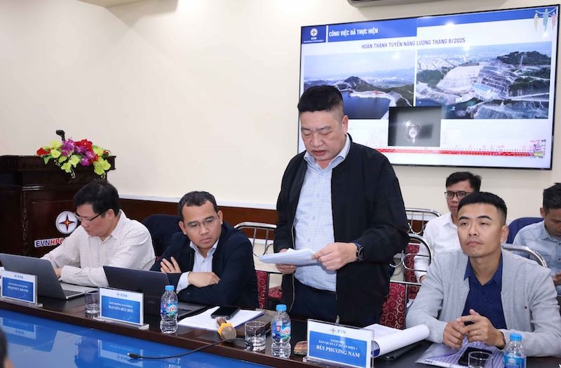 Giám đốc Ban Quản lý dự án Điện 1 Bùi Phương Nam (đứng) đại diện Hội đồng nghiệm thu cấp cơ sở báo cáo hoàn thành thi công xây dựng công trình.