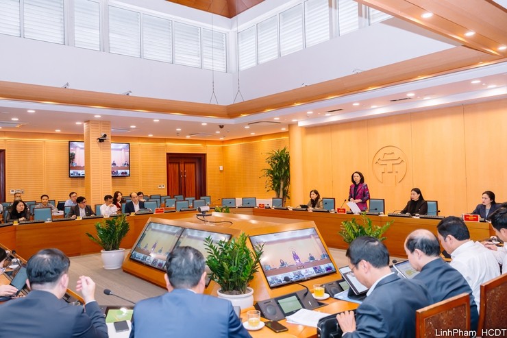 Cuộc họp được tổ chức trực tiếp tại trụ sở UBND TP. Hà Nội và trực tuyến tới điểm cầu UBND các xã, phường.