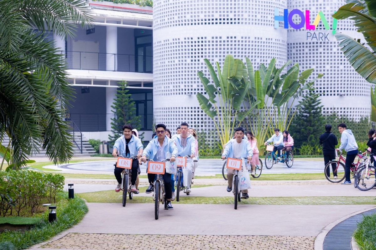 Nhân sự trẻ của FPT và Vietnam Airlines hào hứng tham gia hoạt động của chương trình MAYBE