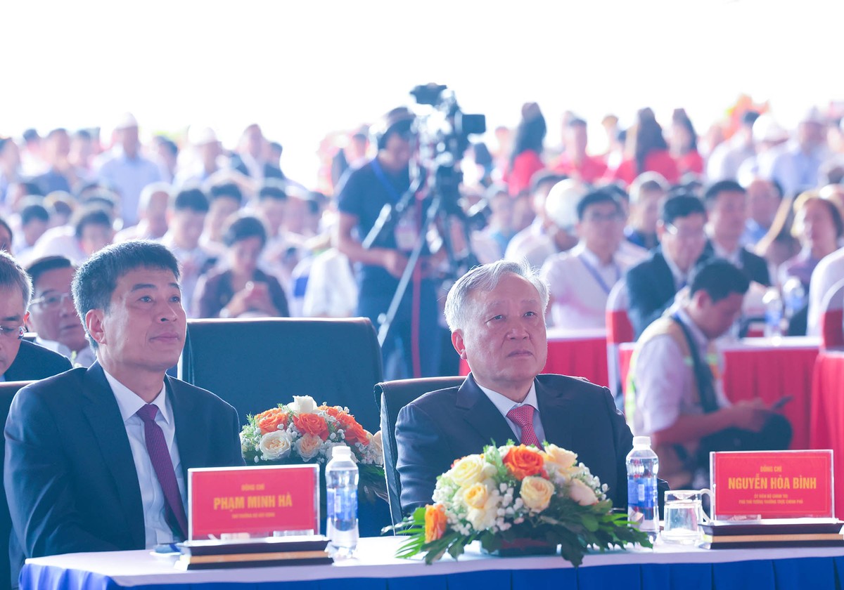 Phó Thủ tướng Thường trực Chính phủ Nguyễn Hòa Bình và ông Phạm Minh Hà, Thứ trưởng Bộ Xây dựng tham dự khánh thành kỹ thuật Cảng HKQT Long Thành