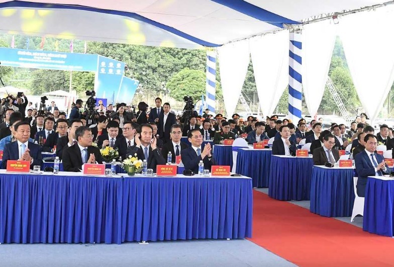 Phó Thủ tướng Bùi Thanh Sơn dự Lễ khởi công ga Dự án thành phần 1 thuộc Dự án đầu tư xây dựng tuyến đường sắt Lào Cai - Hà Nội - Hải Phòng tại tỉnh Lào Cai - Ảnh: VGP. Phó Thủ tướng Bùi Thanh Sơn dự Lễ khởi công ga Dự án thành phần 1 thuộc Dự án đầu tư xây dựng tuyến đường sắt Lào Cai - Hà Nội - Hải Phòng tại tỉnh Lào Cai - Ảnh: VGP.