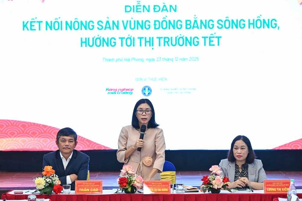 Bà Nguyễn Thị Thu Hương, Phó cục trưởng Cục Trồng trọt và Bảo vệ thực vật phát biểu tại diễn đàn.