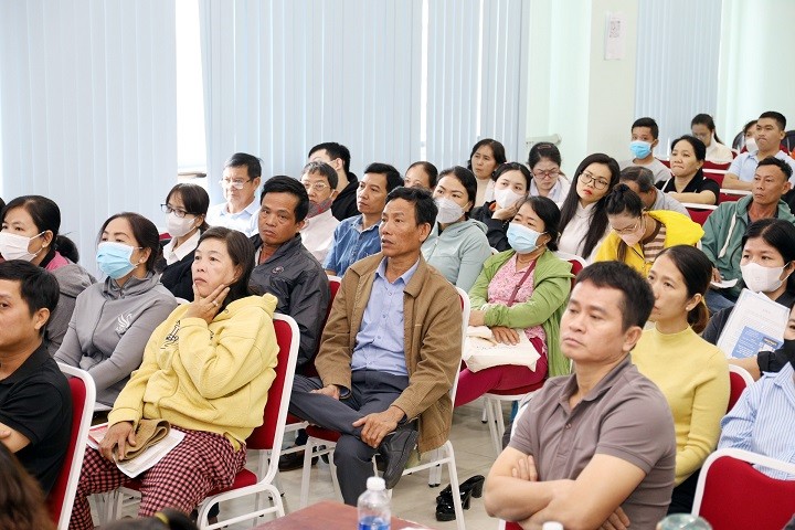 Hộ kinh doanh chăm chú lắng nghecán bộ thuế phổ biến chính sách thuế mới.