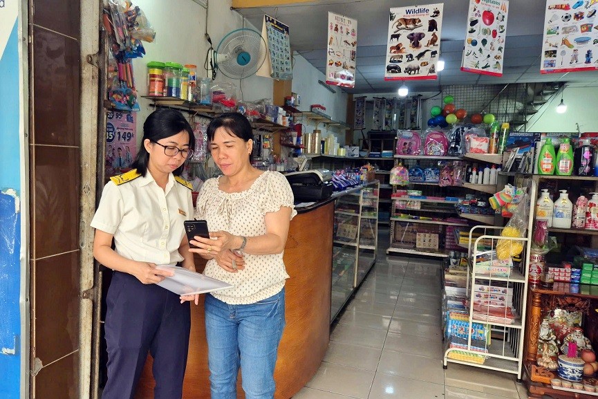 Cán bộ thuế ở cơ sở chủ động đến trực tiếp các hộ kinh doanh để hướng dẫn.