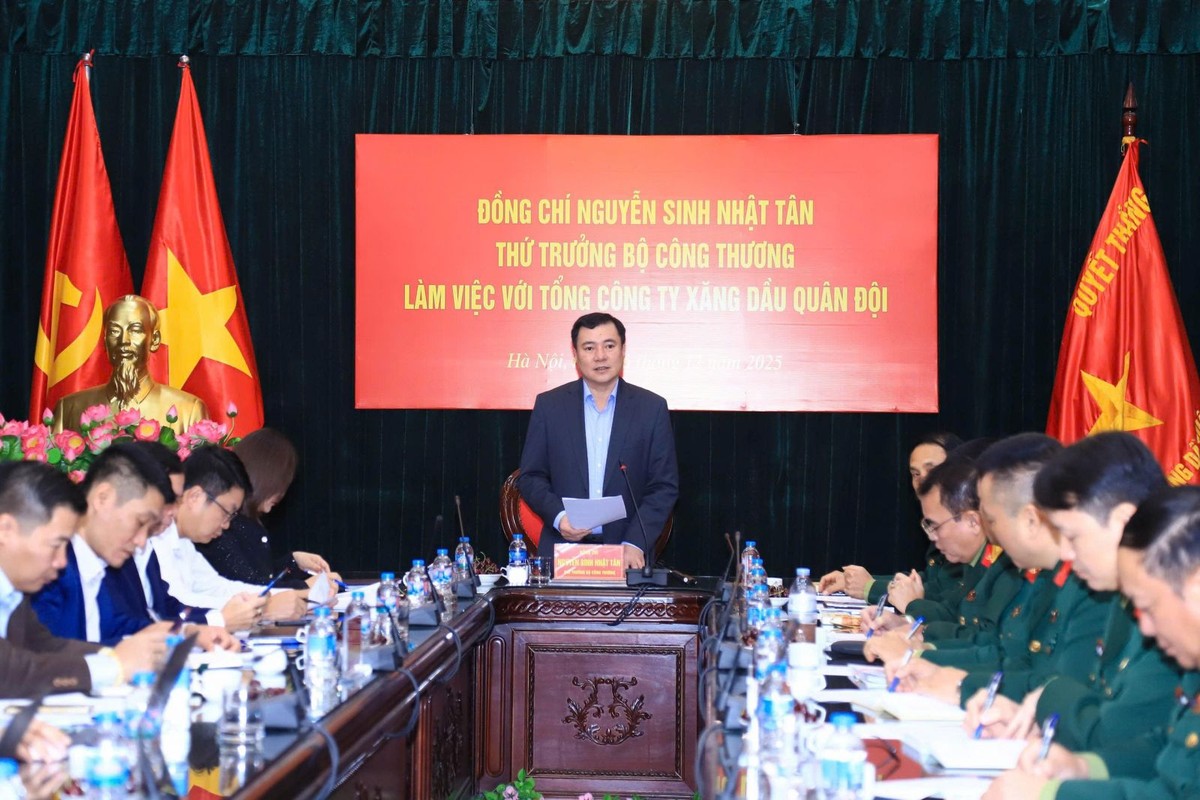 Thứ trưởng Bộ Công thương Nguyễn Sinh Nhật Tân làm việc với TCT Xăng dầu Quân đội về cung ứng xăng dầu.