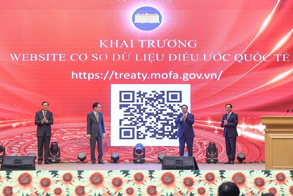 Tại hội nghị, Thủ tướng Phạm Minh Chính và các đồng chí lãnh đạo đã thực hiện nghi thức bấm nút khai trương website Cơ sở dữ liệu Điều ước quốc tế.