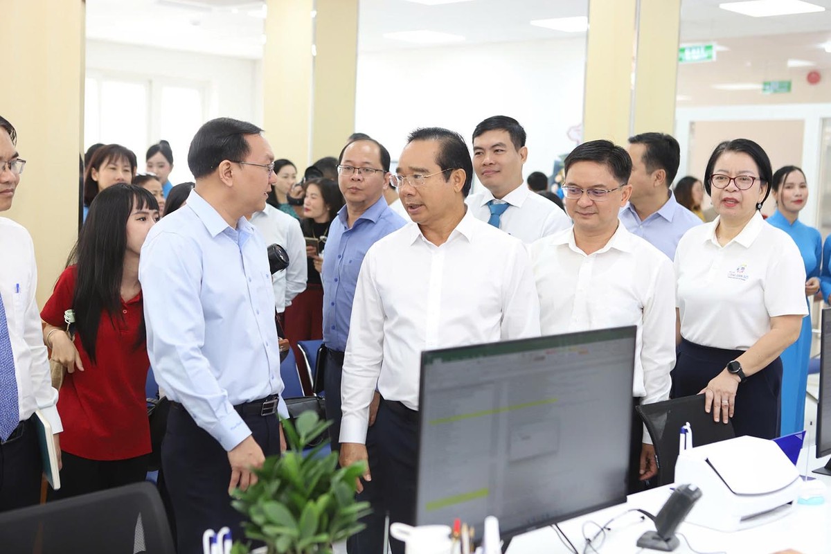 Chủ tịch UBND TP.HCM Nguyễn Văn Được khảo sát việc vận hành Trung tâm Phục vụ hành chính công TP.HCM.