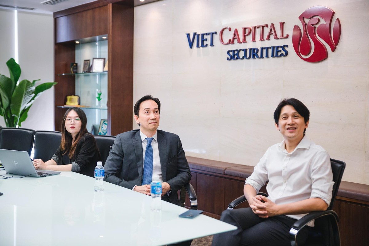 Ông Lê Anh Tuấn (áo trắng) cho rằng, hiện tượng nước ngoài rút ròng nếu tiếp tục diễn ra thì 2022 là năm cuối cùng trong chu kỳ Ông Lê Anh Tuấn (áo trắng) cho rằng, hiện tượng nước ngoài rút ròng nếu tiếp tục diễn ra thì 2022 là năm cuối cùng trong chu kỳ