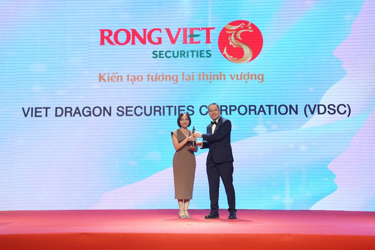 Đại diện Rồng Việt đón nhận giải thưởng “Nơi làm việc tốt nhất châu Á 2022” Đại diện Rồng Việt đón nhận giải thưởng “Nơi làm việc tốt nhất châu Á 2022”