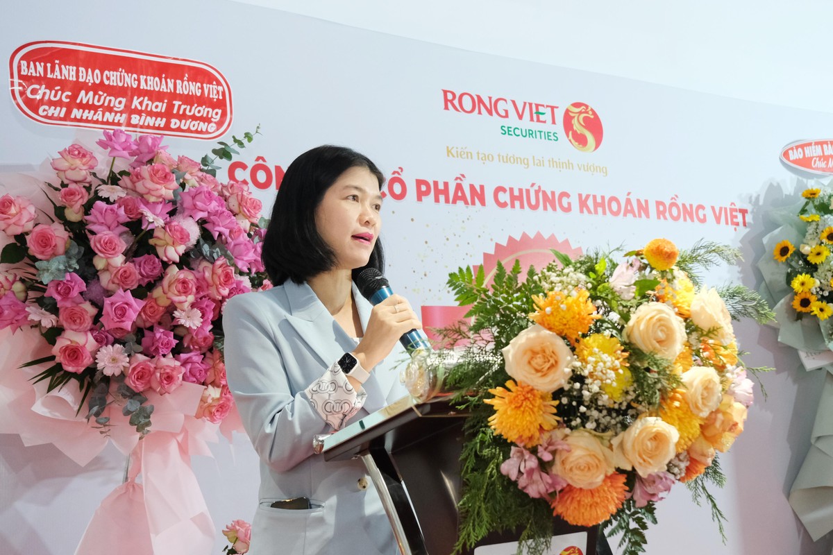 Bà Nguyễn Thị Thu Huyền – Thành viên HĐQT kiêm Tổng Giám đốc Rồng Việt phát biểu tại buổi lễ khai trương Chi nhánh Bình Dương