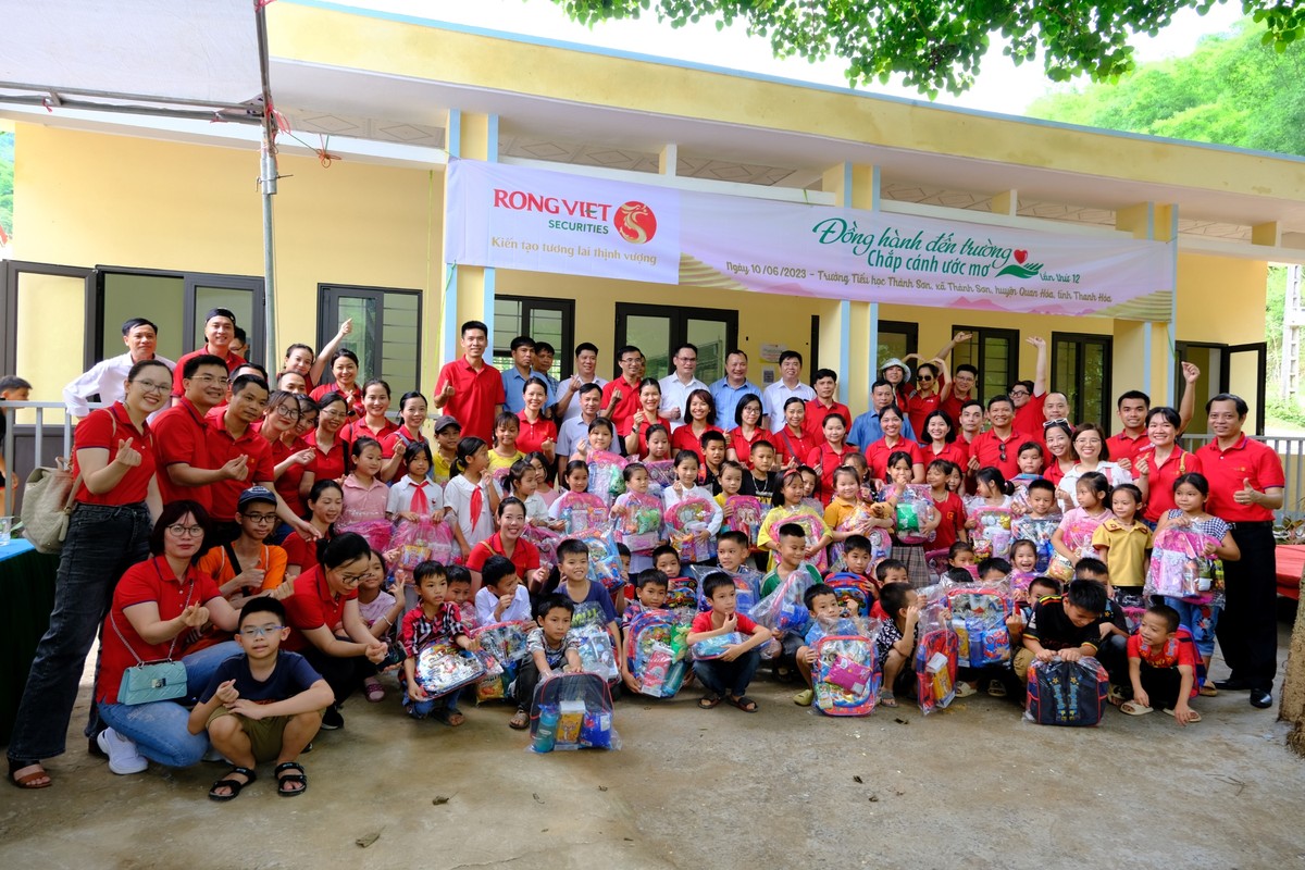 Rồng Việt cùng các em học sinh trường tiểu học Thành Sơn (Thanh Hóa) trong một chương trình thiện nguyện Rồng Việt cùng các em học sinh trường tiểu học Thành Sơn (Thanh Hóa) trong một chương trình thiện nguyện