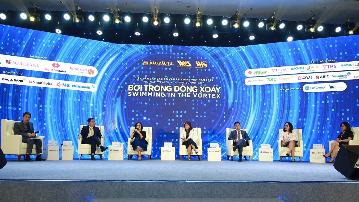 Bà Nguyễn Thị Phương Lam – Giám đốc Phân tích Rồng Việt (thứ ba từ trái sang) tham gia phiên thảo luận Bà Nguyễn Thị Phương Lam – Giám đốc Phân tích Rồng Việt (thứ ba từ trái sang) tham gia phiên thảo luận