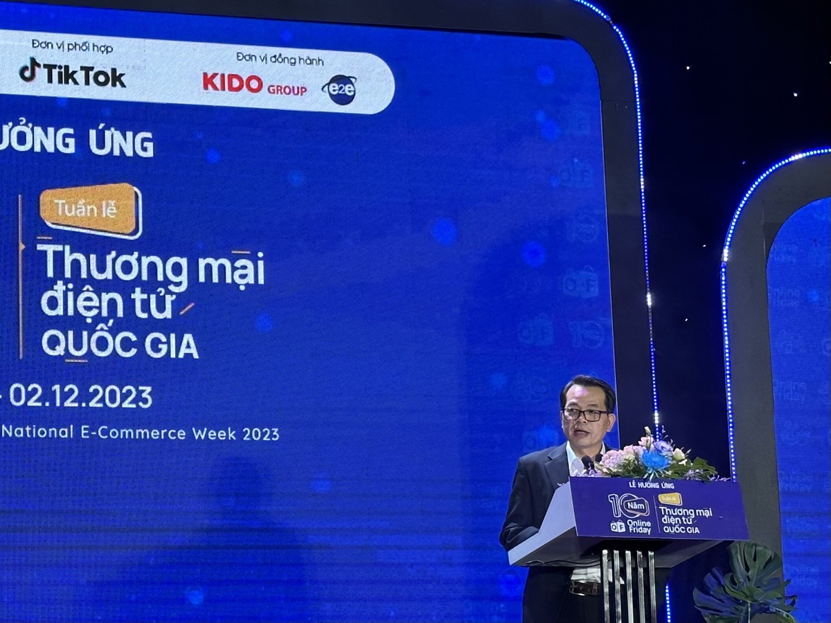 Ông Nguyễn Thế Quang, Phó cục trưởng Cục Thương mại điện tử và Kinh tế số (Bộ Công Thương) phát biểu tại buổi lễ Ông Nguyễn Thế Quang, Phó cục trưởng Cục Thương mại điện tử và Kinh tế số (Bộ Công Thương) phát biểu tại buổi lễ