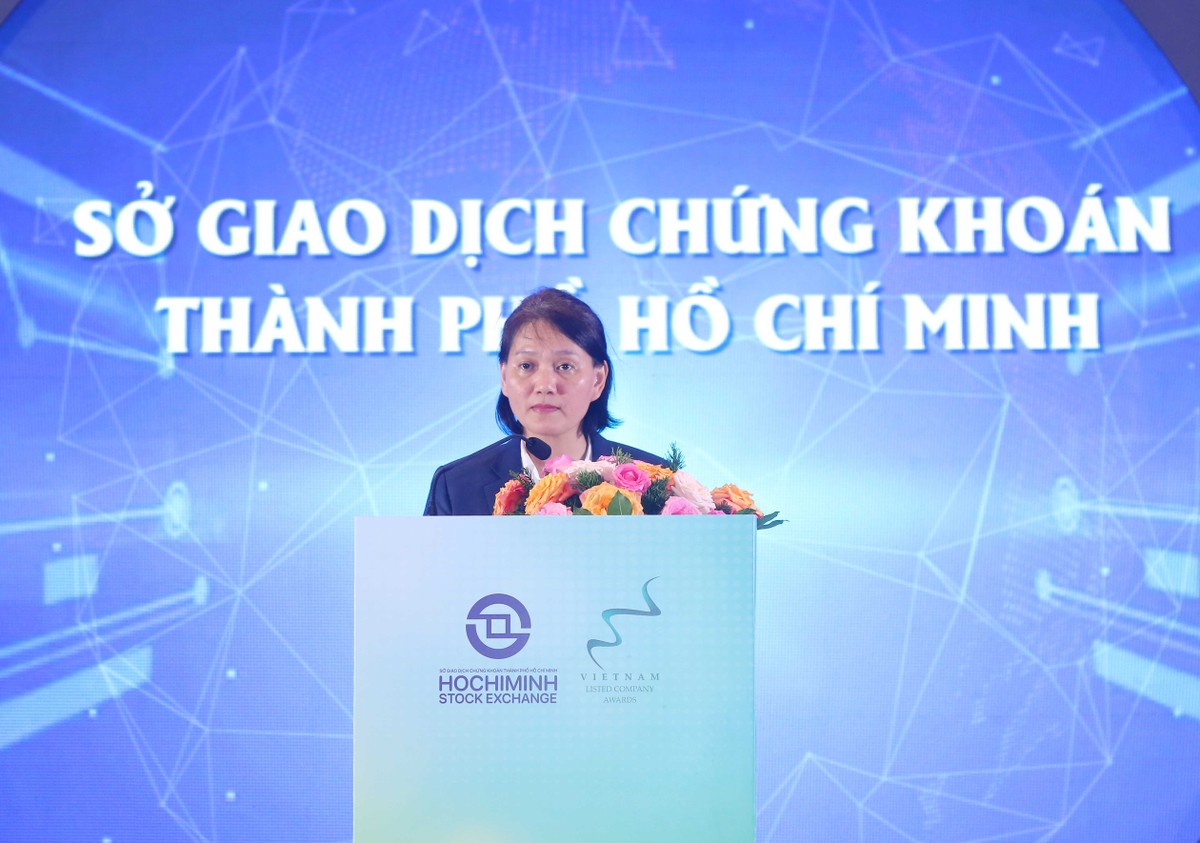 Bà Nguyễn Thị Việt Hà, Quyền Chủ tịch Công ty, Sở Giao dịch Chứng khoán TP.HCM (HOSE) phát biểu tại Hội nghị. Ảnh: Lê Toàn