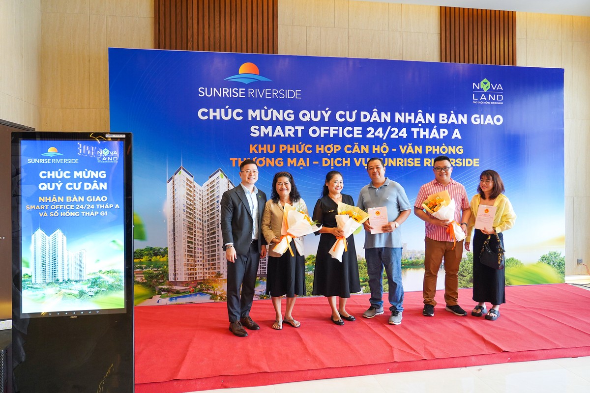 Cư dân Sunrise Riverside phấn khởi nhận bàn giao Smart Office và sổ hồng trong quý 3/2024. Cư dân Sunrise Riverside phấn khởi nhận bàn giao Smart Office và sổ hồng trong quý 3/2024.