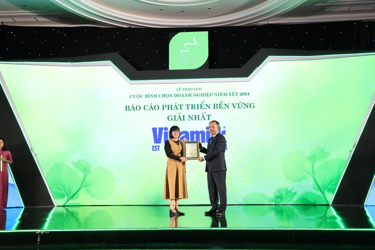 Ông Lê Trọng Minh, Tổng Biên tập Báo Đầu tư, đồng Trưởng Ban Tổ chức Cuộc bình chọn trao chứng nhận Giải quán quân Báo cáo Phát triển bền vững cho đại diện Vinamilk (VNM). Ảnh: Lê Toàn Ông Lê Trọng Minh, Tổng Biên tập Báo Đầu tư, đồng Trưởng Ban Tổ chức Cuộc bình chọn trao chứng nhận Giải quán quân Báo cáo Phát triển bền vững cho đại diện Vinamilk (VNM). Ảnh: Lê Toàn