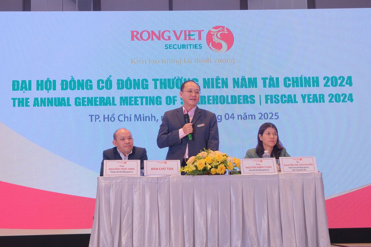 Ông Miên Tuấn (người ở giữa) Ông Miên Tuấn (người ở giữa)