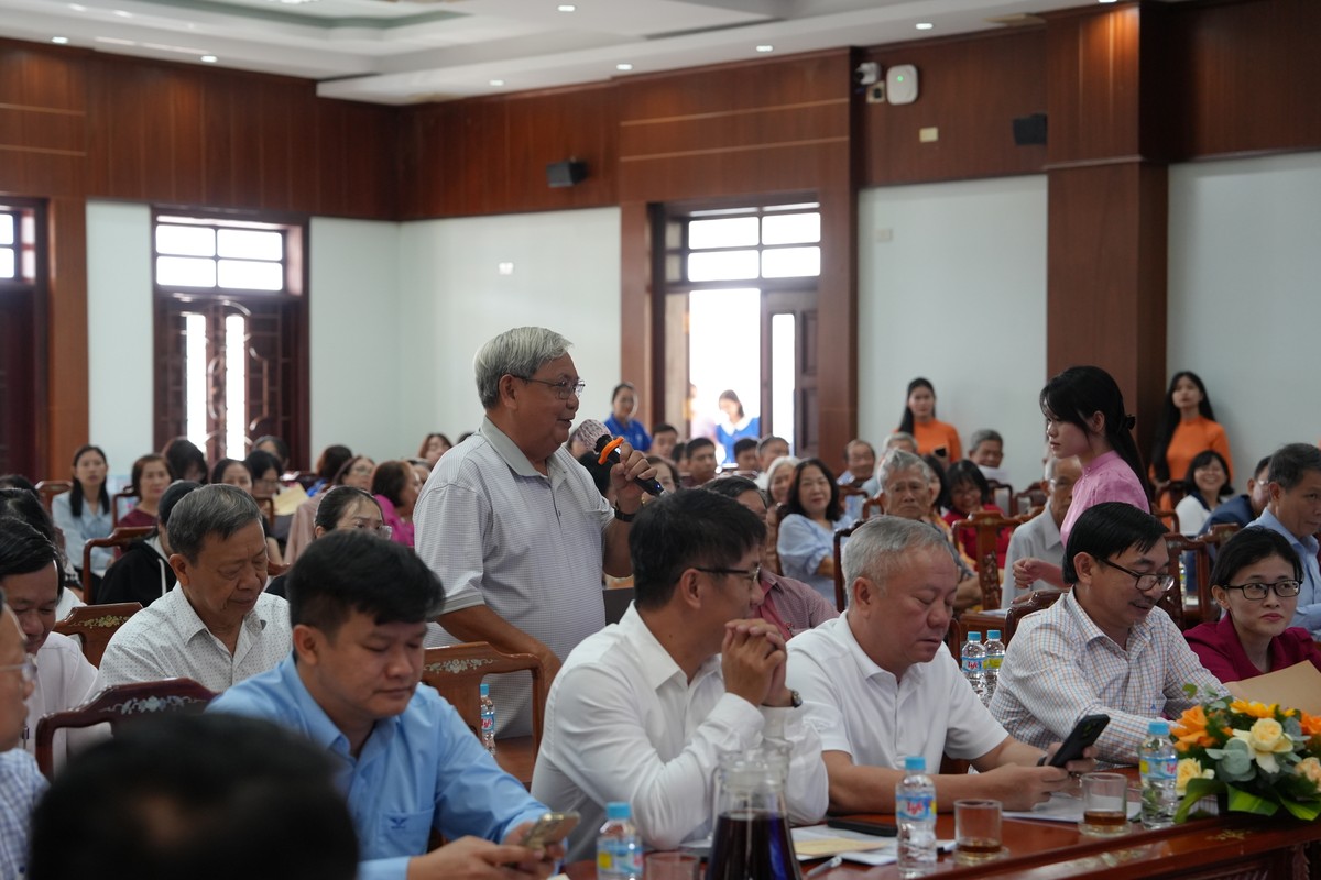 Các cổ đông đặt câu hỏi cho Ban Chủ tọa