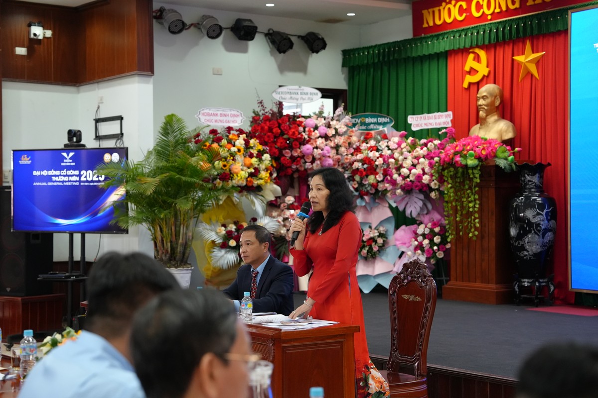 Bà Phạm Thị Thanh Hương, Tổng giám đốc, trả lời các câu hỏi của cổ đông