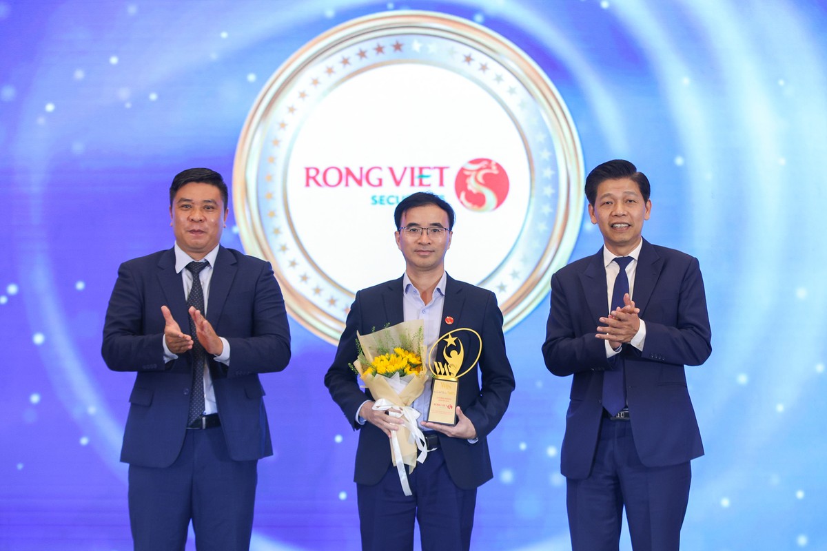 Ông Trần Thăng Long - Giám đốc Điều hành kiêm Giám đốc chi nhánh Hà Nội đại diện Rồng Việt nhận vinh danh tại Diễn đàn