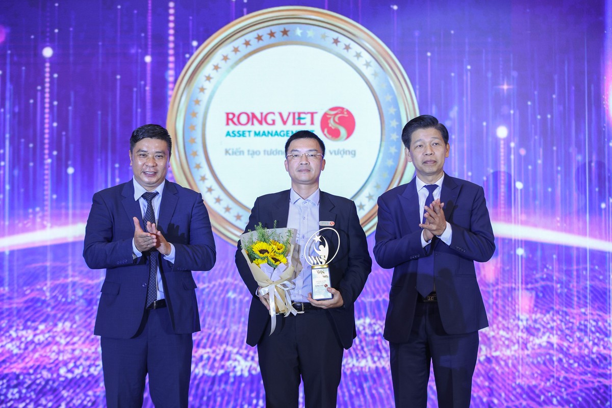 Ông Nguyễn Văn Thiện - Phó giám đốc chi nhánh Hà Nội thay mặt VDAM nhận vinh danh