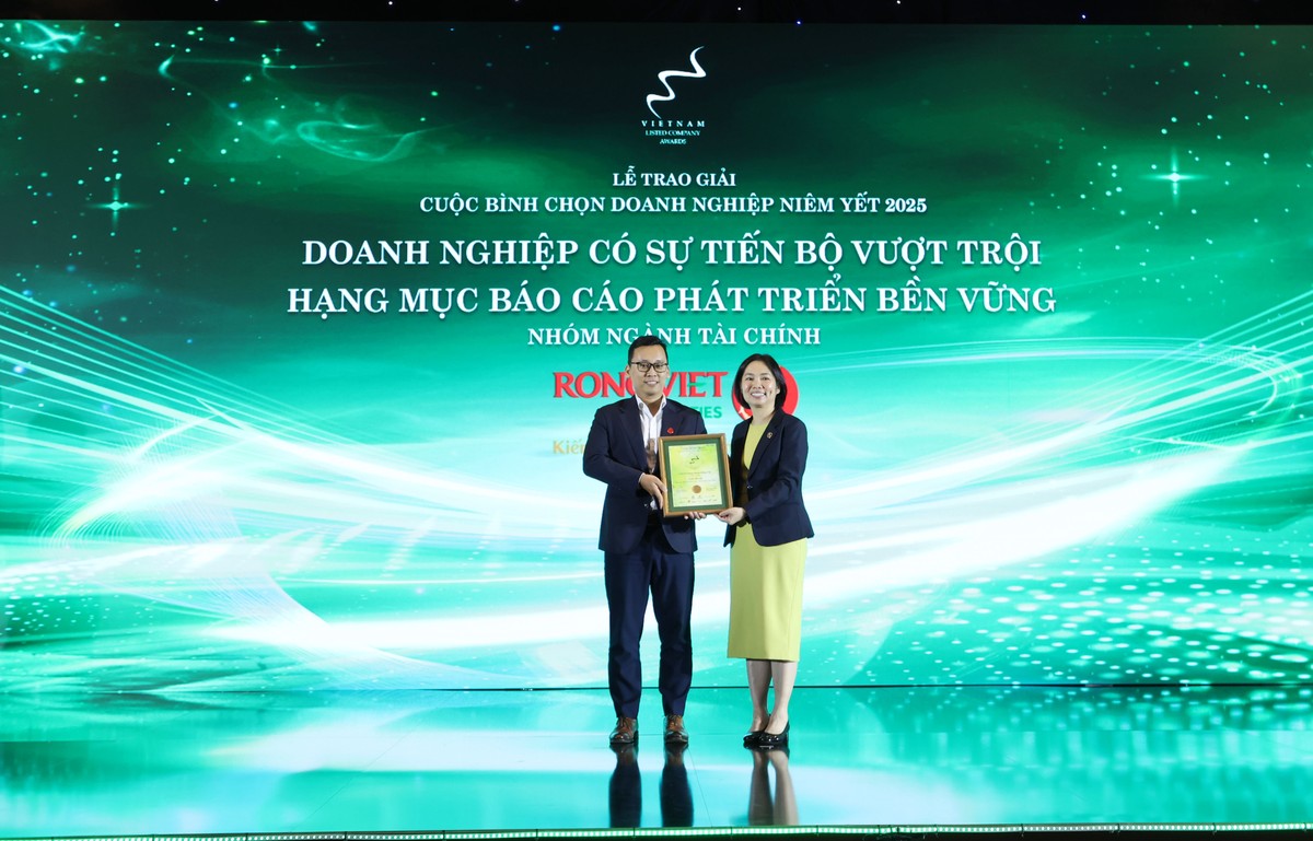 Ông Đinh Công Minh - Chánh Văn phòng Hội đồng quản trị Rồng Việt đón nhận giải thưởng