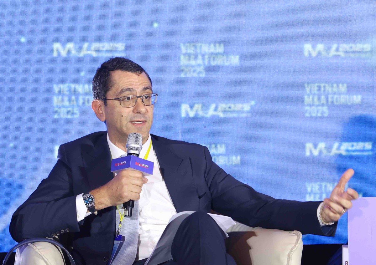 Ông Hugo Virag, Giám đốc điều hành, Đồng Giám đốc khu vực Đông Nam Á: nhu cầu vốn đầu tư cho chuyển đổi năng lượng tại Việt Nam là cực lớn. Hình ảnh: Lê Toàn Ông Hugo Virag, Giám đốc điều hành, Đồng Giám đốc khu vực Đông Nam Á: nhu cầu vốn đầu tư cho chuyển đổi năng lượng tại Việt Nam là cực lớn. Hình ảnh: Lê Toàn