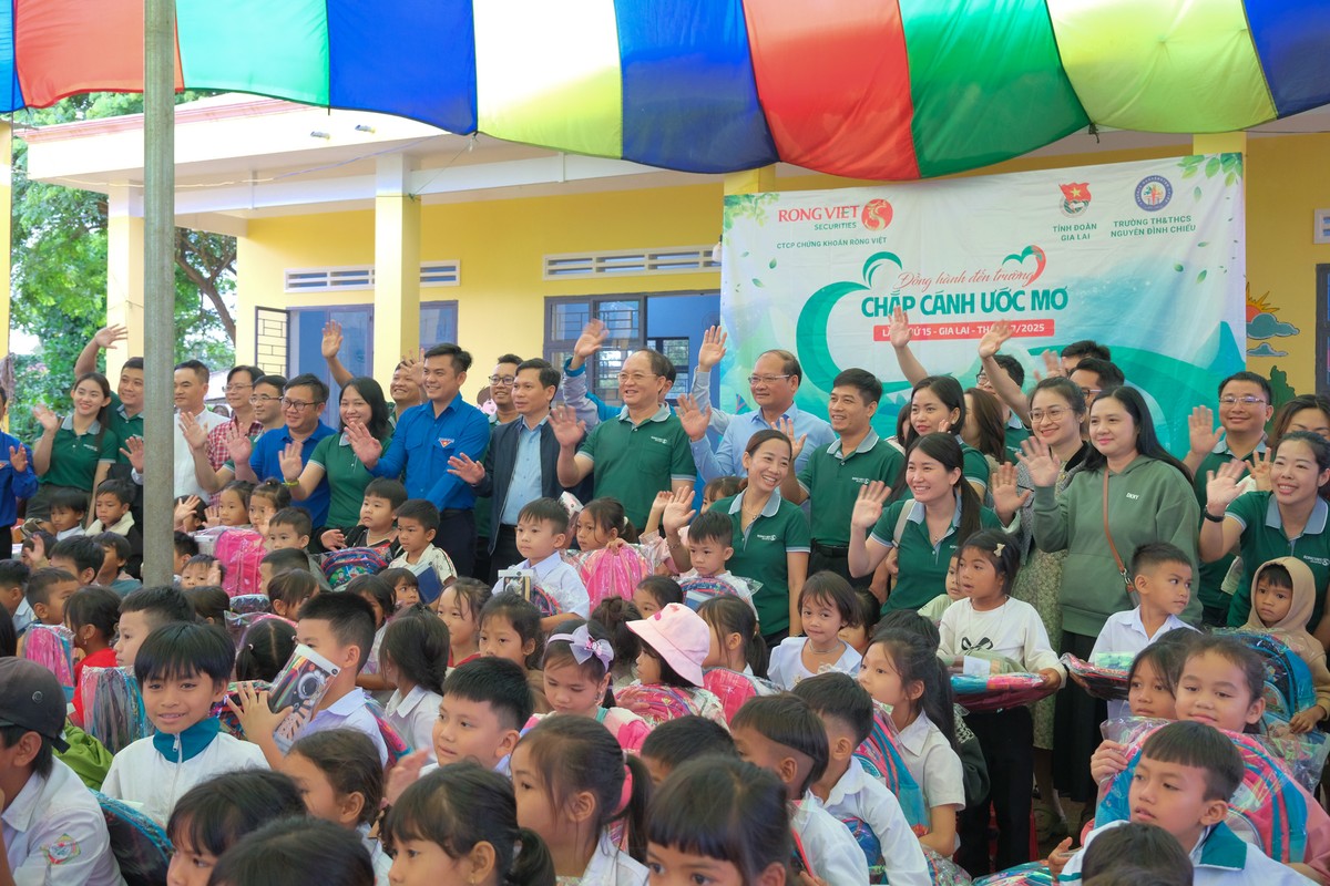 Rồng Việt tổ chức chương trình “Đồng hành đến trường - Chắp cánh ước mơ” lần thứ 15 tại tỉnh Gia Lai