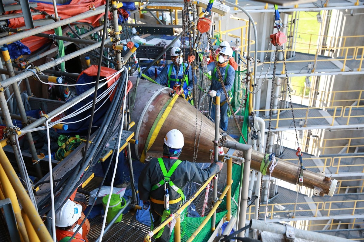 Nhân sự nhà thầu đưa các cyclone vào tháp D-1503 Nhân sự nhà thầu đưa các cyclone vào tháp D-1503