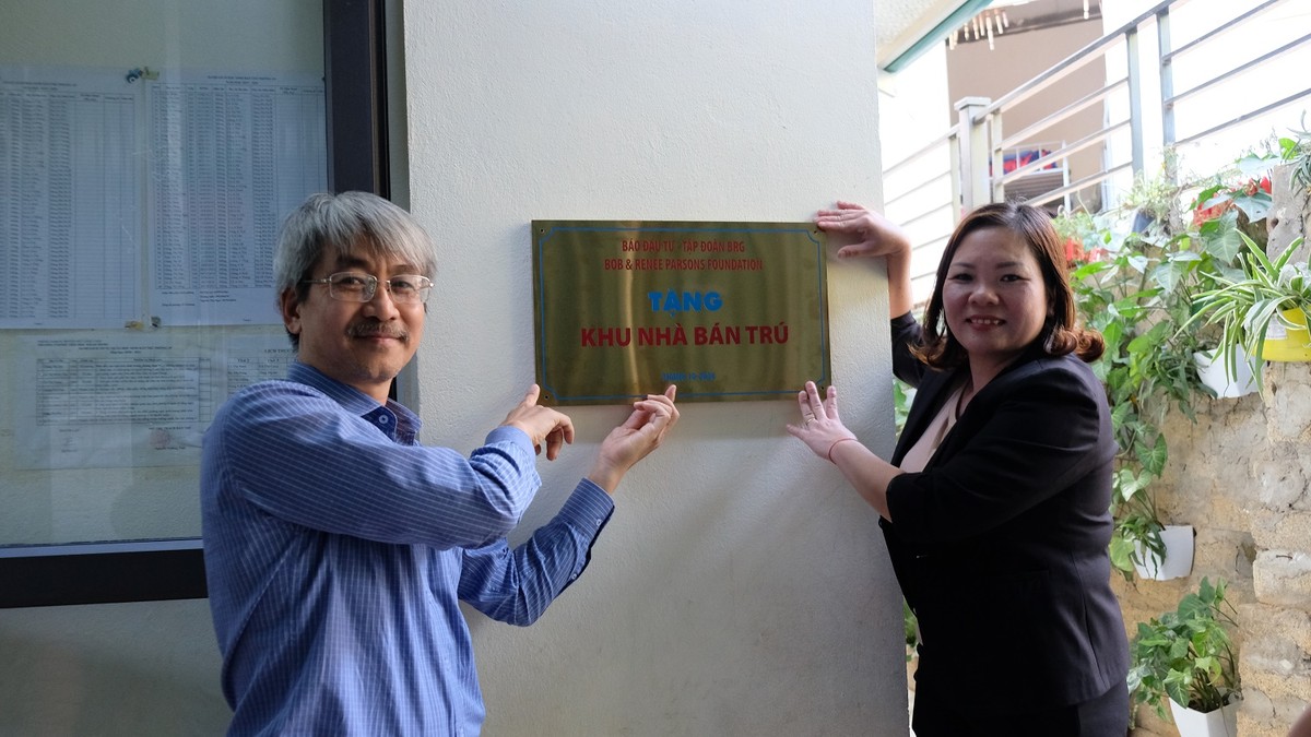 Gắn biển nhà bán trú cho công trình đã đưa vào sử dụng