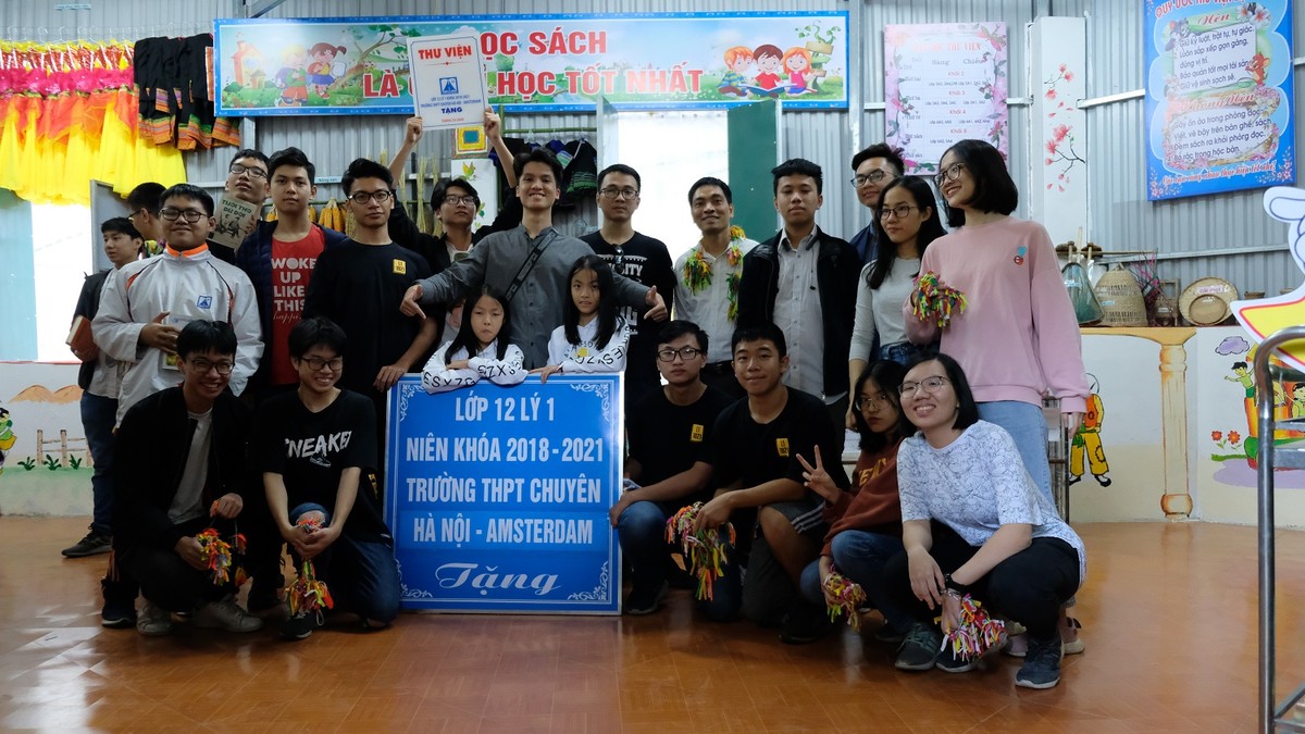Học sinh lớp 12 Lý 1 Trường THPT chuyên Hà Nội - Amsterdam tặng quà và thư viện cho trường Khao Mang