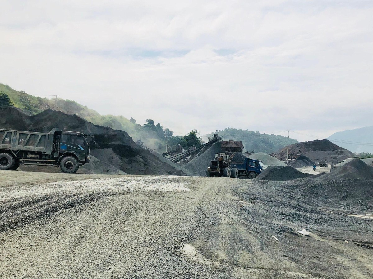 Khai thác đá trên công trường Antraco Khai thác đá trên công trường Antraco
