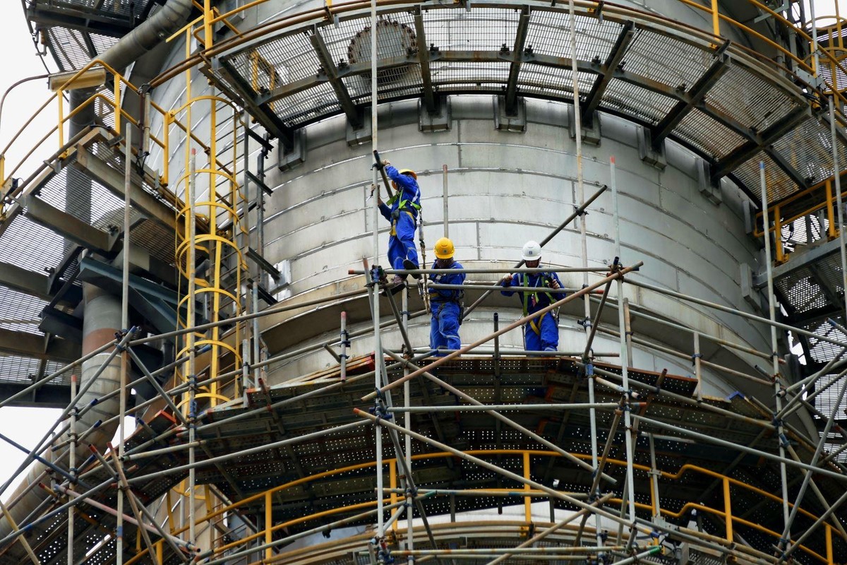 Nhà thầu đang khẩn trương tháo dỡ giàn giáo tại Tháp tách chính T1501 phân xưởng RFCC. Nhà thầu đang khẩn trương tháo dỡ giàn giáo tại Tháp tách chính T1501 phân xưởng RFCC.