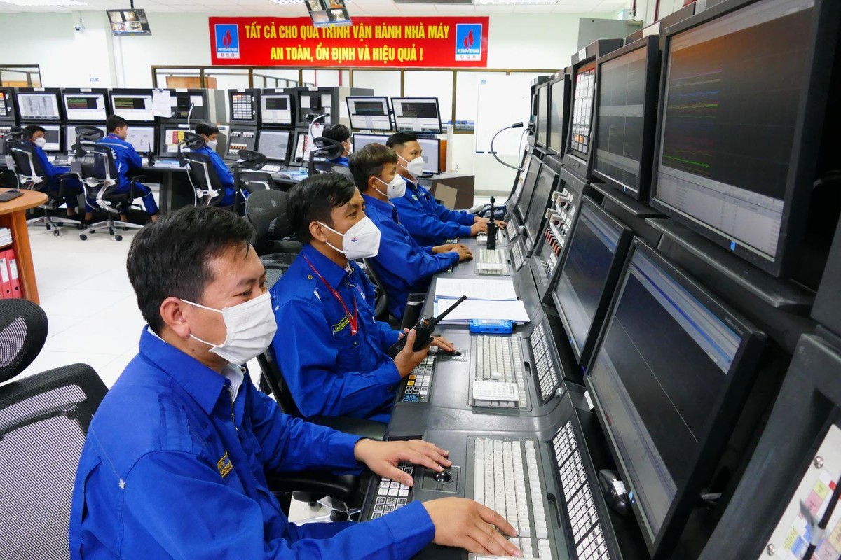 Tại Phòng điều khiển trung tâm (CCC) các kỹ sư vận hành đang tập trung cao độ để vận hành Nhà máy lọc dầu Dung Quất tuyệt đối an toàn và ổn định ở 107% công suất thiết kế. Tại Phòng điều khiển trung tâm (CCC) các kỹ sư vận hành đang tập trung cao độ để vận hành Nhà máy lọc dầu Dung Quất tuyệt đối an toàn và ổn định ở 107% công suất thiết kế.