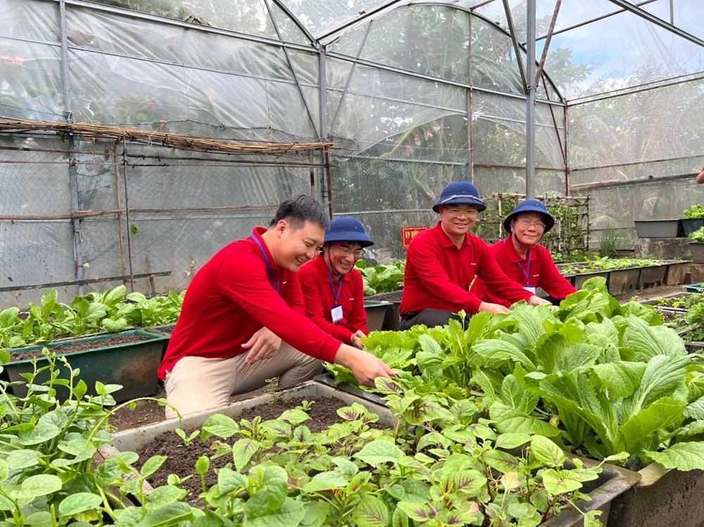 Tặng vườn ươm cho các chiến sỹ Trường Sa