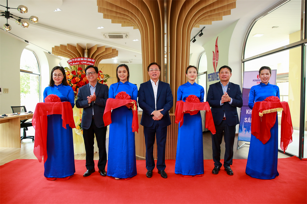 Lãnh đạo Petrovietnam và lãnh đạo BSR cắt băng khánh thành phòng không gian sáng tạo tại NMLD Dung Quất