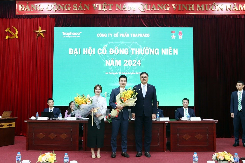 Ông Jun Woo Cha (đứng giữa), thành viên HĐQT mới của Traphaco nhận hoa chúc mừng từ Chủ tịch Chung Ji Kwang Ông Jun Woo Cha (đứng giữa), thành viên HĐQT mới của Traphaco nhận hoa chúc mừng từ Chủ tịch Chung Ji Kwang