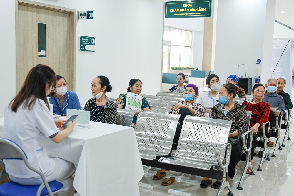 Người dân đến khám chữa bệnh Người dân đến khám chữa bệnh