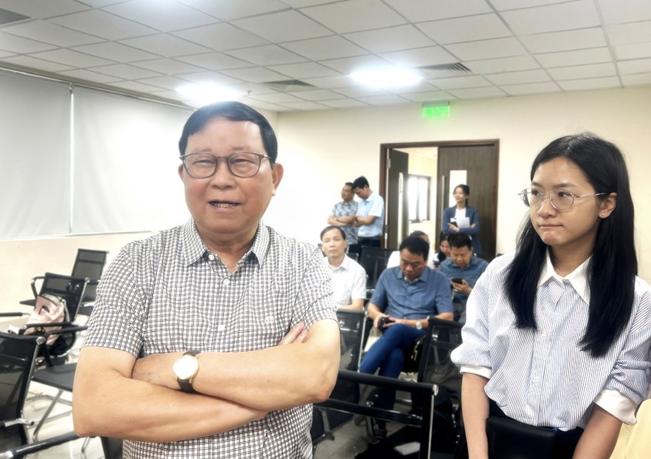 Ông Bùi Đức Thịnh trao đổi với các cổ đông trong giờ giải lao