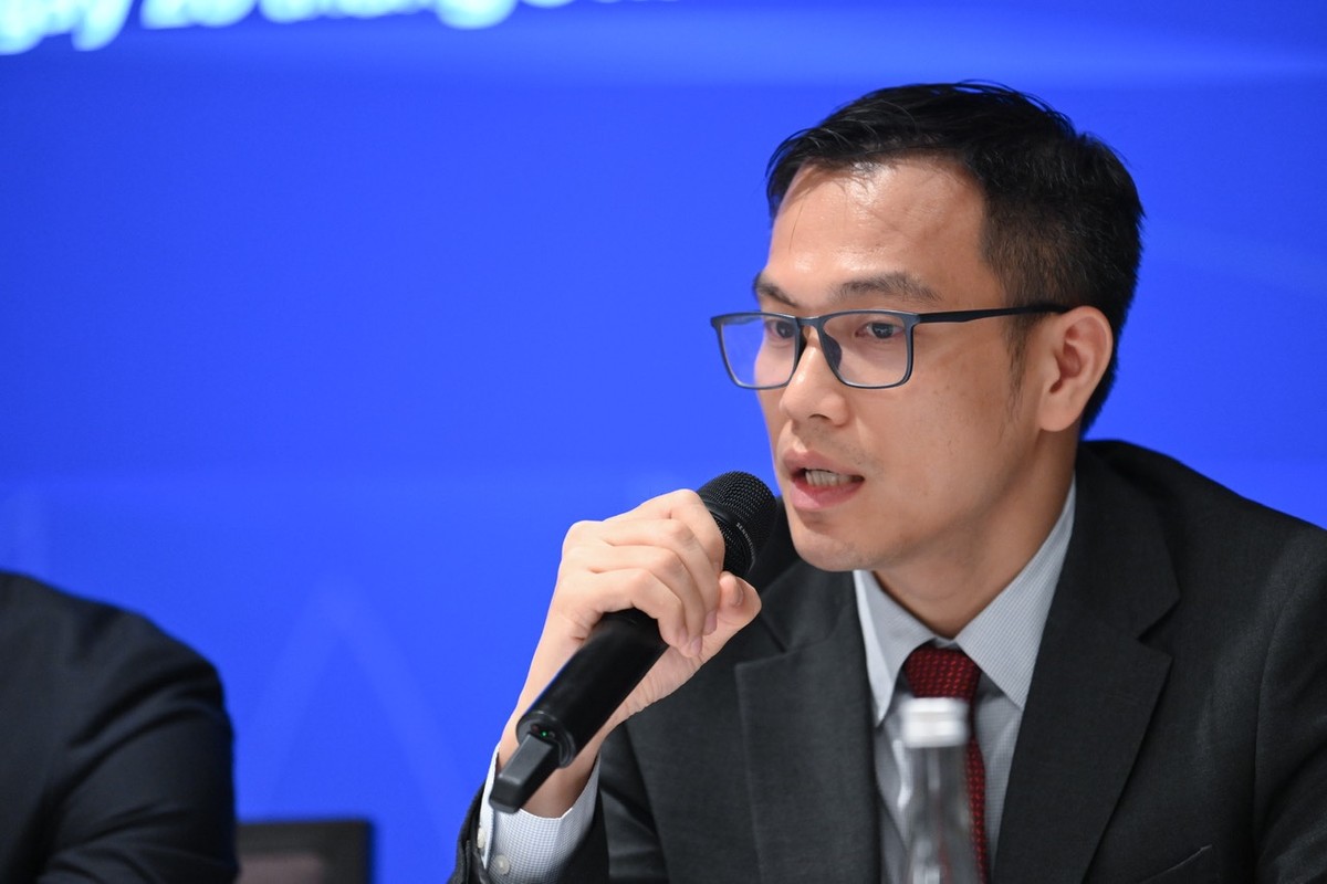 Ông Lê Đình Quang trao đổi với cổ đông