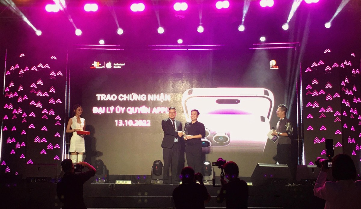 Ông Hồ Hoàng Nguyên Vũ, Giám đốc PHTD trao chứng nhận đại lý cho đại diện Công ty TNHH Minh Tuấn Mobile.