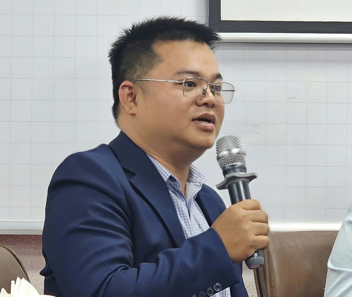 Ông Trần Quốc Hiền, Giám đốc Môi giới Kinh doanh Khách hàng cá nhân HSC. Ông Trần Quốc Hiền, Giám đốc Môi giới Kinh doanh Khách hàng cá nhân HSC.