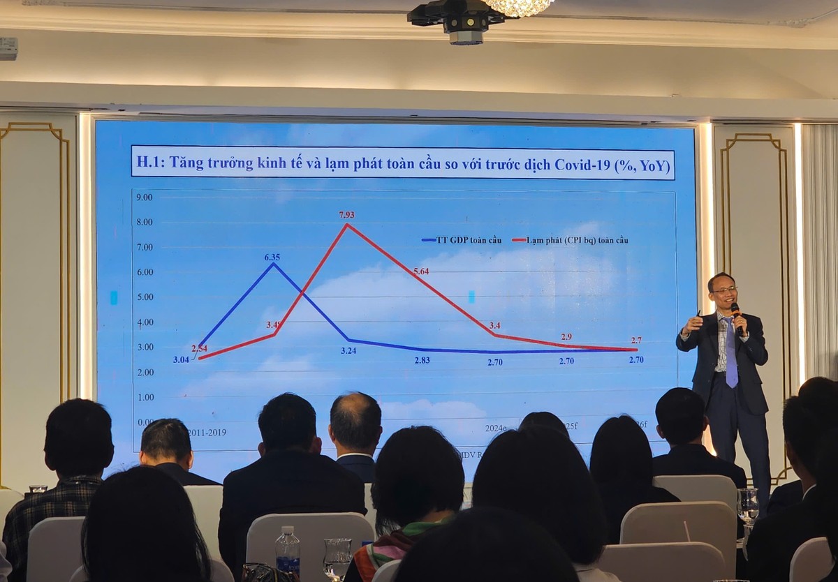 TS. Cấn Văn Lực tại hội thảo TS. Cấn Văn Lực tại hội thảo